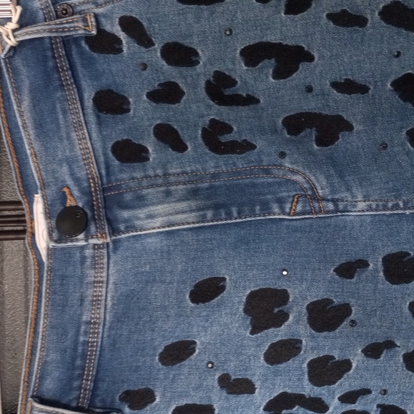DG2 by Diane Gilman Signature Collection Stylish Blue Leopard Print Jeans - Picture 7 of 15